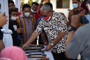 Bupati Kuningan saat menghadiri pagelaran seni tradisional.